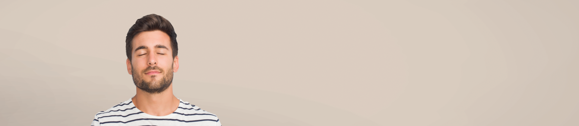 Jeune homme fermant les yeux